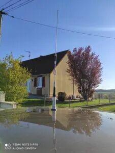 装咋打孔？咋布线？供电咋解决？需要啥工具？开元棋牌【车友俱乐部】车载电台咋选？天线安(图4)